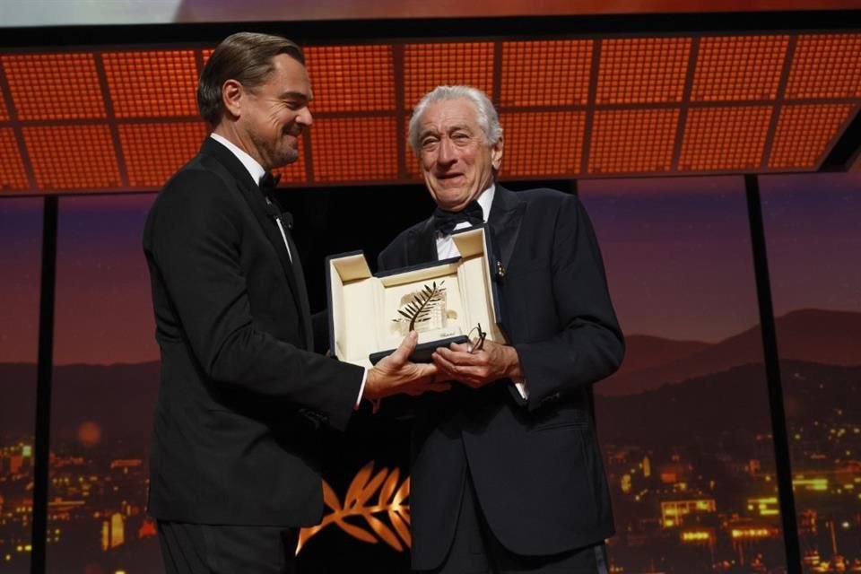 Robert De Niro recibió la Palma de Oro de las manos de Leonardo Di Caprio.