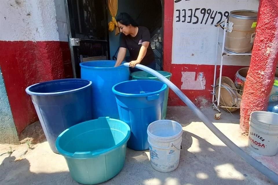 Acude Ayuntamiento de Tlaquepaque a suministrar con pipas, agua potable a habitantes de la Colonia El Tapatío.