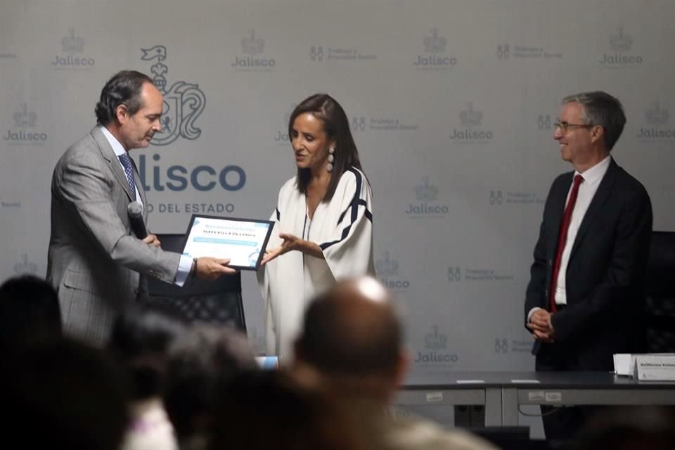 Ricardo Barbosa Ascencio, Secretario del Trabajo; Maye Villa de Lemus, presidenta del Sistema DIF Jalisco y Guillermo Velasco Barrera, presidente del Movimiento por el Bien Común.