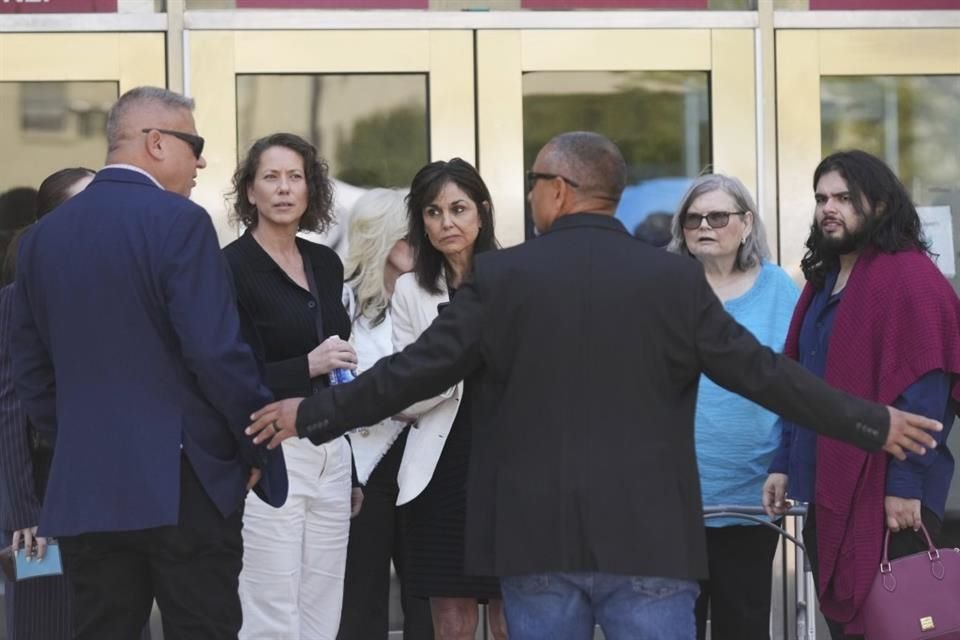 En el primer día de la audiencia, familiares y partidarios de los hermanos Menendez rindieron declaraciones sobre el buen comportamiento de la dupla condenada.