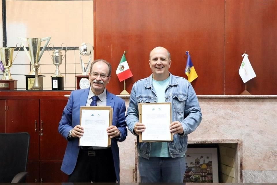 Raúl Guitrón (izq.), presidente de la AISAC.  y Augusto Valencia, director general del CECyTE.