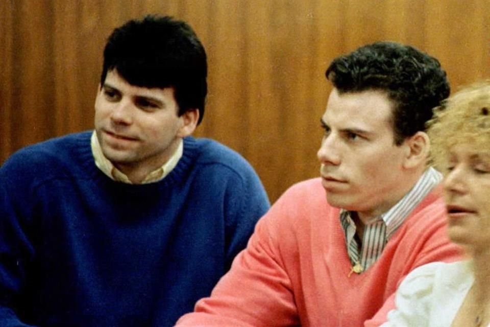 Un juez de la corte de Los Ángeles redujo la condena de los Menendez de cadena perpetua a 50 años en prisión.