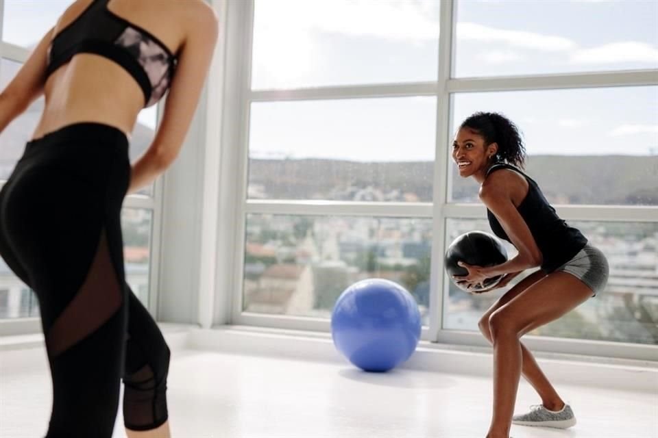 El uso de cualquier tipo de pelota en una sesión en el gym o club implica un trabajo de las articulaciones y los tendones.