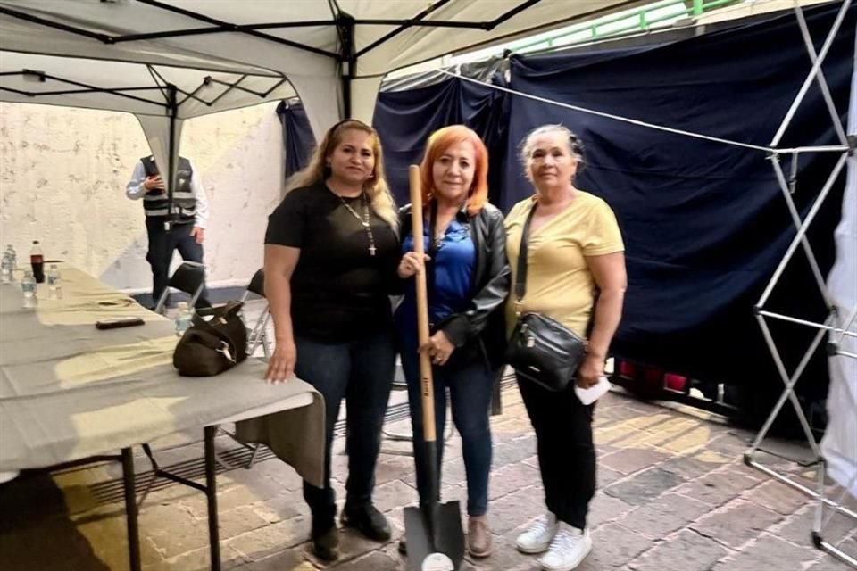 Rosario Piedra, titular de la CNDH, recibió una pala por parte de buscadoras que protestaron en las instalaciones del organismo.