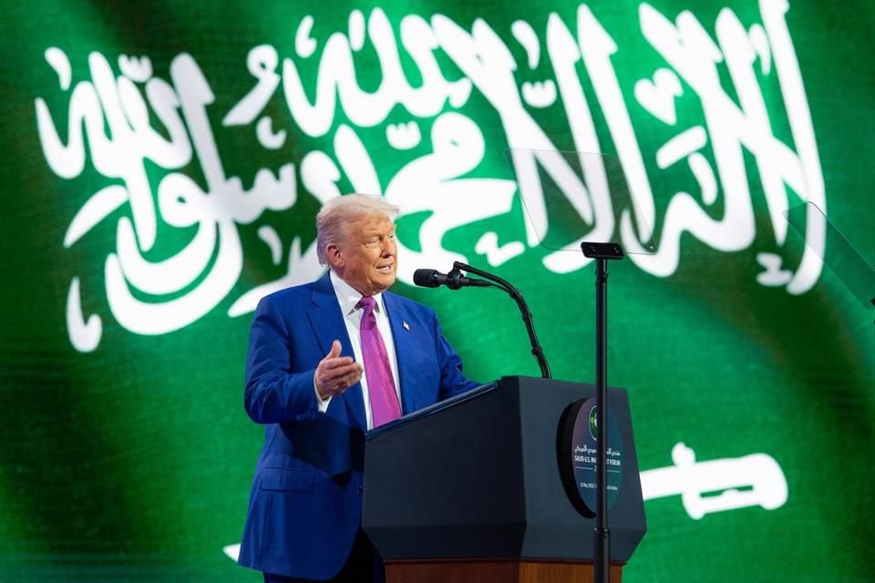 El Presidente estadounidense, Donald Trump, habla en un foro de inversión, en Riad, Arabia Saudí, el 13 de mayo de 2025.