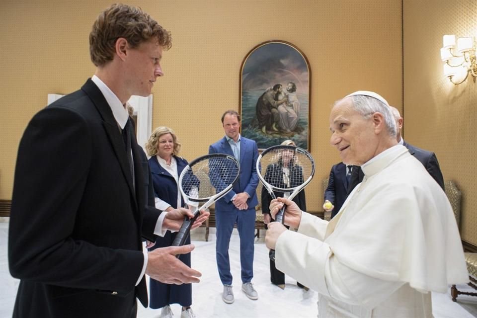 Jannik Sinner visitó al Papa León XIV, le regaló una raqueta y además lo invitó a jugar en algún día libre durante el Abierto de Italia.