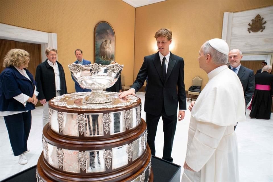 Sinner le muestra a León XIV el trofeo de la Copa Davis.