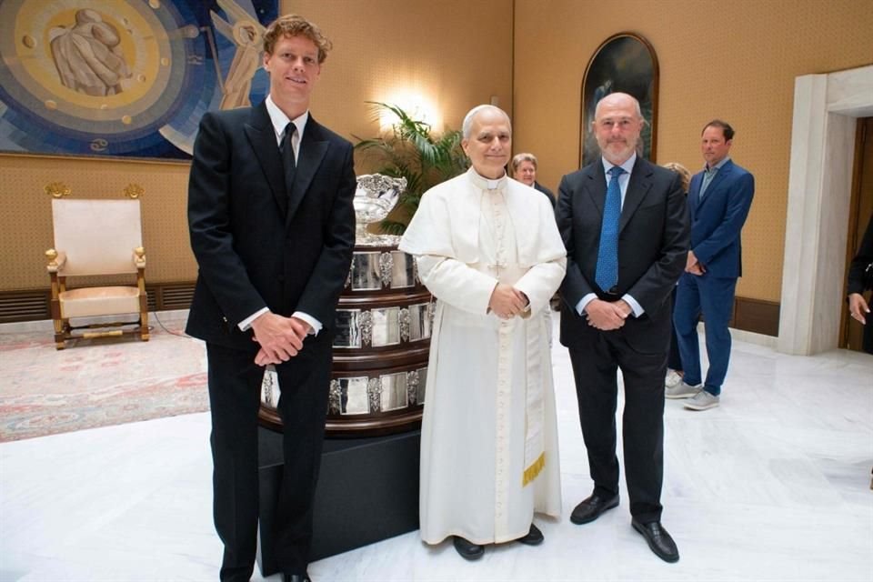 Jannik Sinner visitó al Papa León XIV, le regaló una raqueta y además lo invitó a jugar en algún día libre durante el Abierto de Italia.