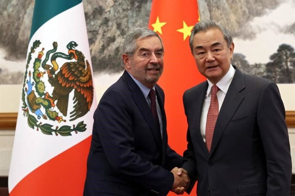 El ministro de Relaciones Exteriores de China, Wang Yi (der.), y el Secretario de Relaciones Exteriores de México, Juan Ramón de la Fuente, se saludan antes de su reunión.