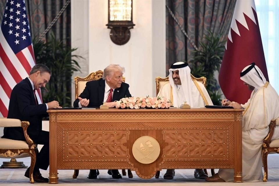 El CEO de Boeing, Kelly Ortberg, a la izquierda del Presidente estadounidense Donald Trump y el emir de Qatar, el jeque Tamim bin Hamad al-Thani, durante la ceremonia de firma del acuerdo.