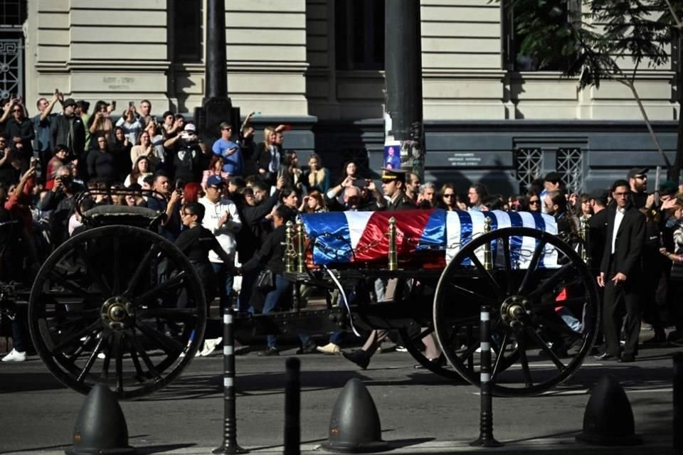 Miles de personas empezaron a despedir al ex Presidente uruguayo José 'Pepe' Mujica tras su fallecimiento ayer a los 89 años por cáncer.