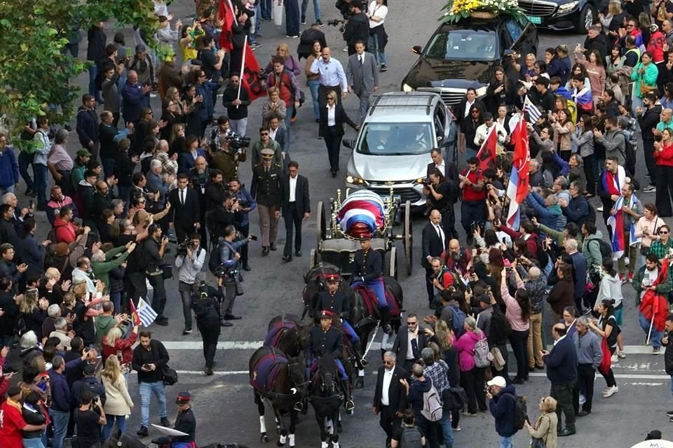 El cortejo fúnebre del ex Presidente uruguayo José 'Pepe' Mujica recorre la capital, Montevideo.