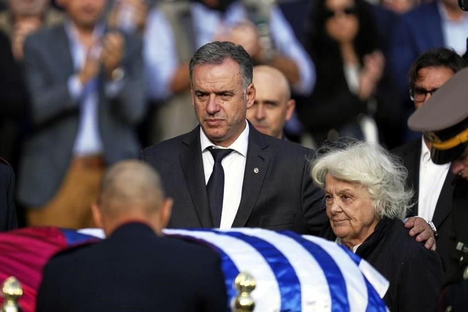 El presidente de Uruguay, Yamandú Orsi, a la izquierda, y Lucía Topolansky presentan sus respetos frente al ataúd del fallecido ex Presidente uruguayo José Mujica.