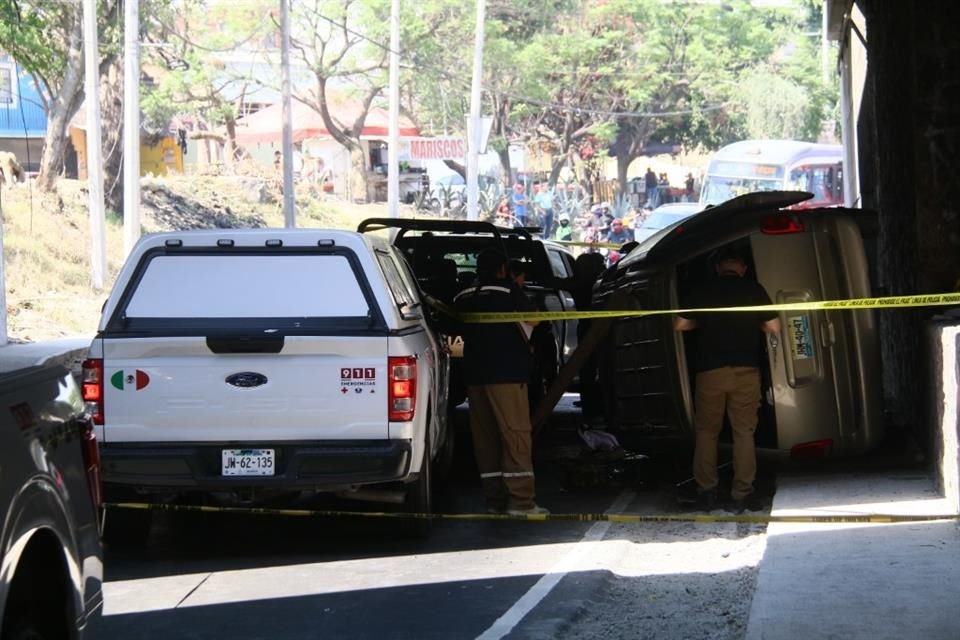 De los tres tripulantes, uno murió, otro resultó herido y el conductor huyó de la escena.