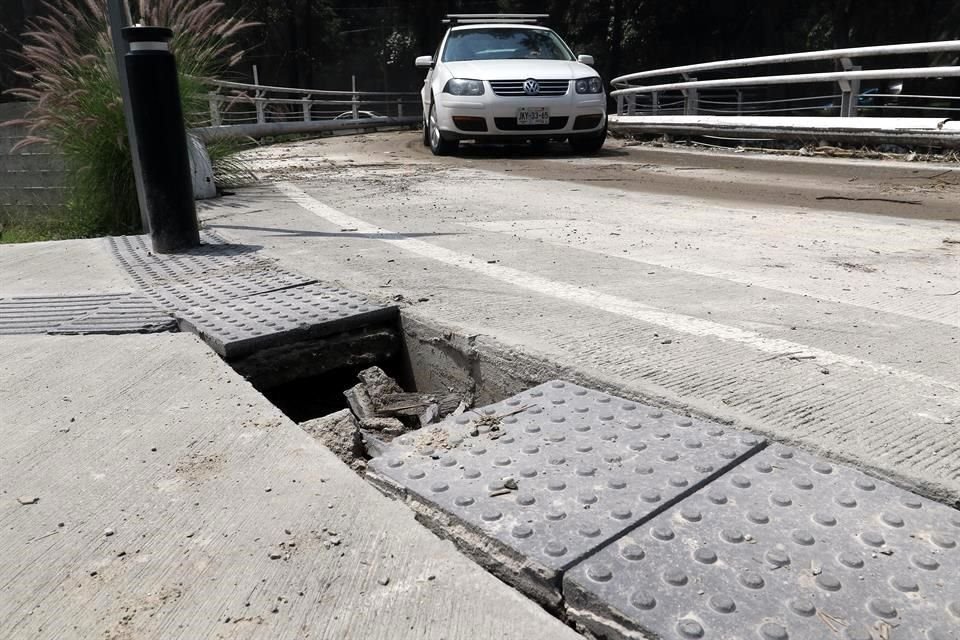 Zapopan informó que dos accidentes viales causaron los daños en 15 huellas podotáctiles, 4 bolardos y un tramo de barandal.