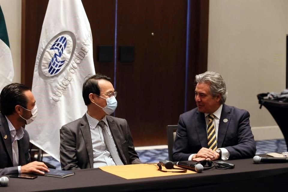 El presidente del Consejo Mexicano de Comercio Exterior de Occidente, Miguel Ángel Landeros, se reunió con el embajador de Tailandia en México, Paisan Rupanichkij.