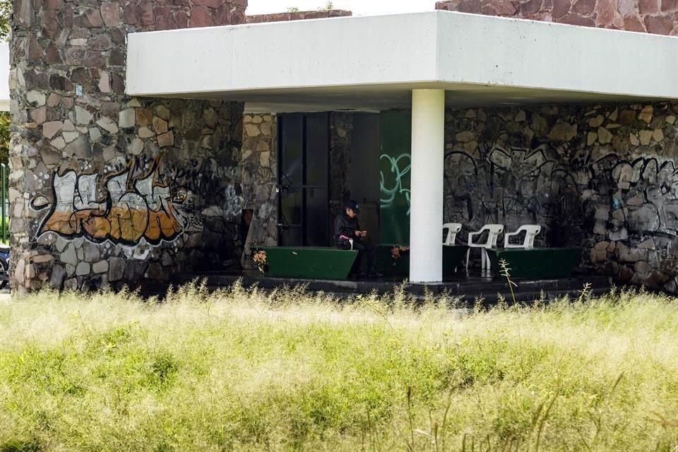 Pese a la vigilancia, la zona arqueológica luce maltratada.