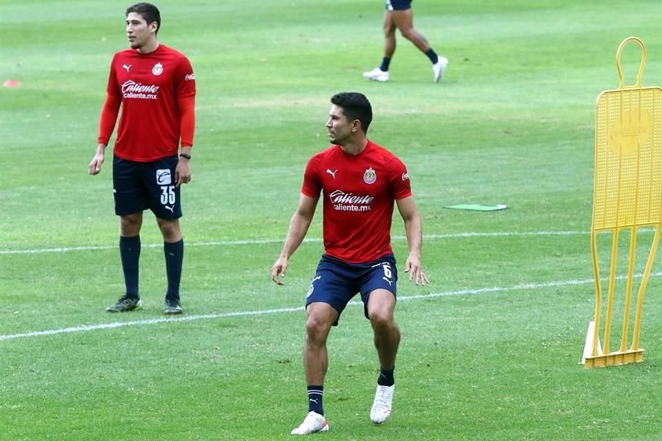 Jesús Molina, capitán de Chivas, le dio mérito a lo realizado por José Juan Macías en Europa, pese a su fugaz paso.