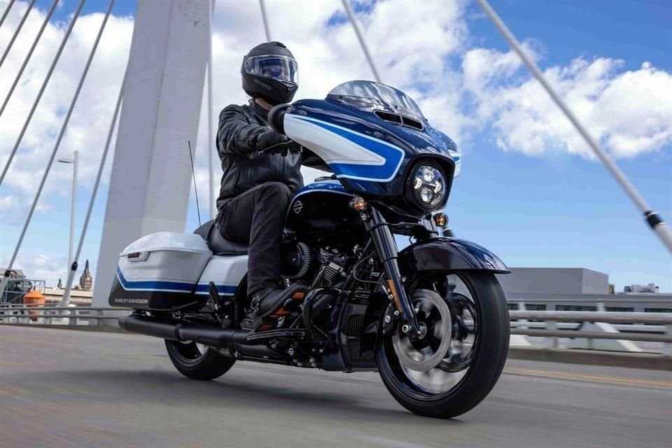 Cada motocicleta llevará serializado en el depósito de combustible su número de la edición limitada.