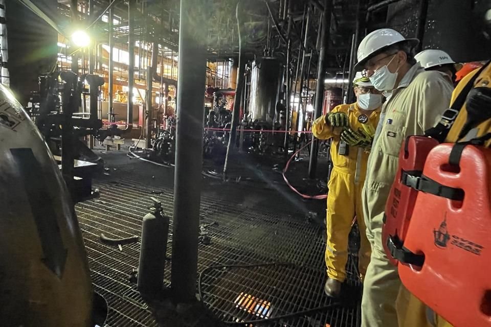 Octavio Romero, director de Pemex, visita la plataforma afectada por un incendio.