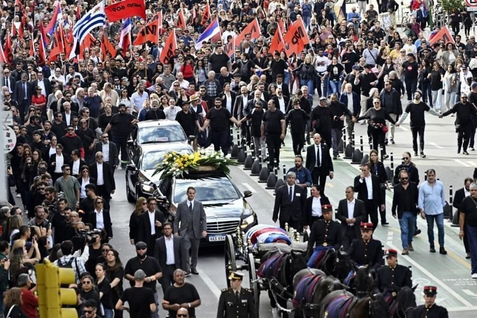 Simpatizantes caminan detrás del ataúd del expresidente uruguayo José Mujica durante su procesión fúnebre desde el palacio presidencial hasta la Asamblea Nacional en Montevideo, Uruguay.