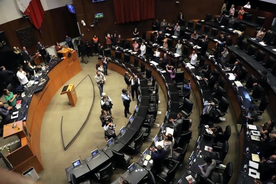 En la sesión se discutía el anunciado impuesto a las remesas que envían a México los paisanos.
