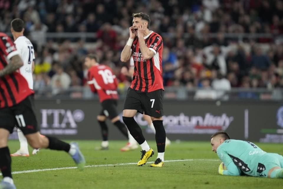 Santiago Giménez no logró levantar su primer trofeo con el Milán, tras caer 1-0 con el Bologna en la Final de la Copa de Italia.