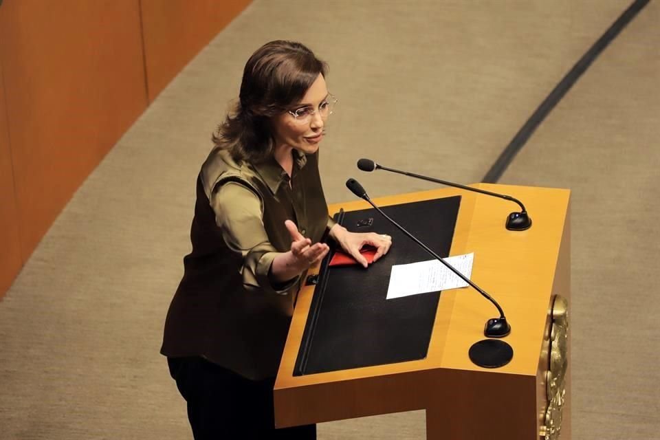 La senadora Lilly Téllez exhibió lo que calificó como 'incongruencias' de Morena.