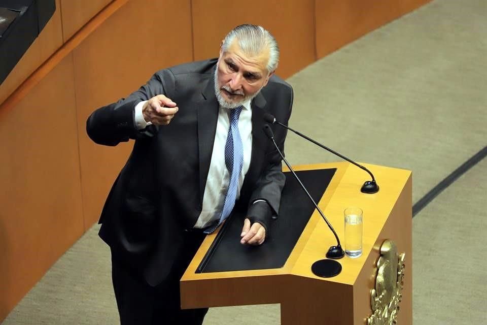 El coordinador morenista Adán Augusto López subió a tribuna a responder a la panista, pero la legisladora lo interrumpió durante toda su intervención.
