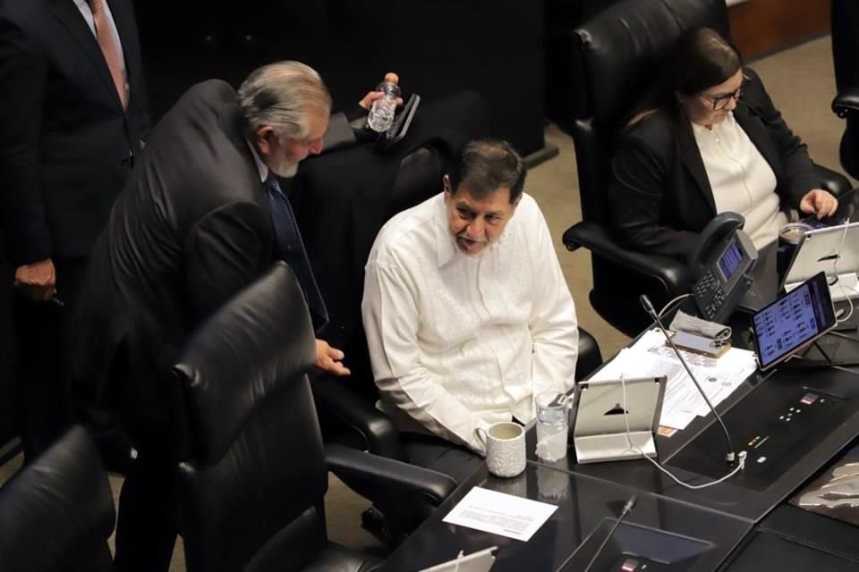 El Presidente del Senado, Gerardo Fernández Noroña. tuvo que declarar un receso ante las interrupciones de Lilly Téllez.