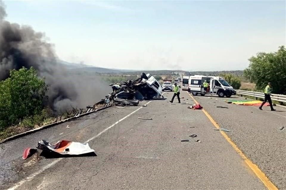 La supercarretera Cuacnopalan-Oaxaca permanece cerrada a la circulación en ambos sentidos.