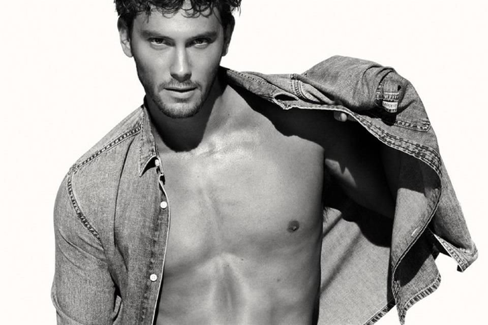 El actor usa una camisa tipo western, pantalón corte vaquero y bóxer Calvin Klein.