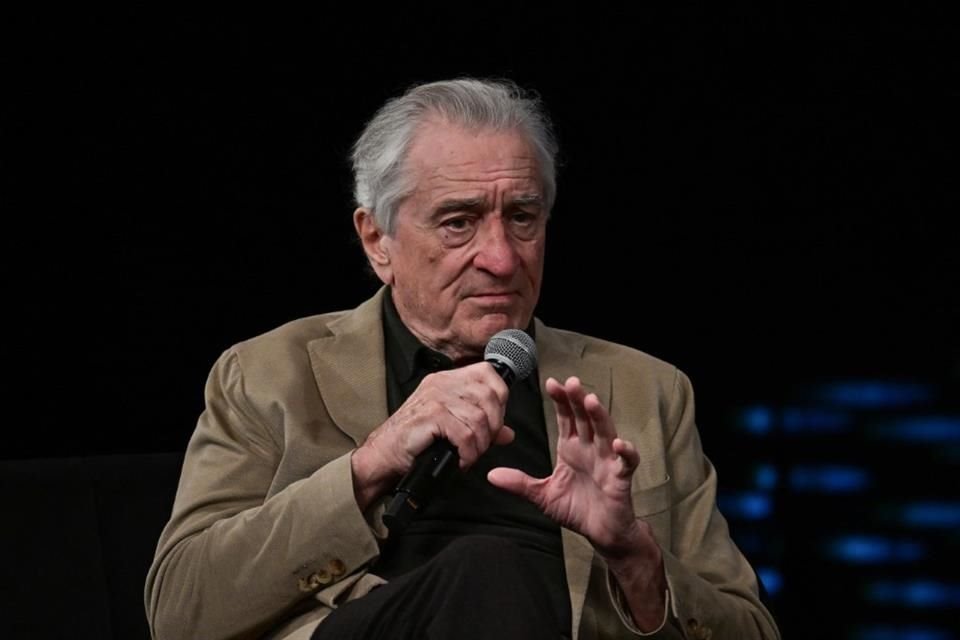 'Estamos luchando encarnizadamente para defender la democracia', lanzó el actor de 81 años.