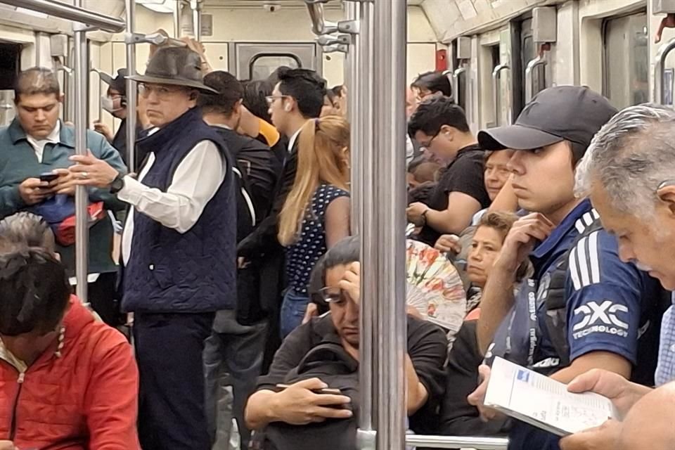 Usuarios del metro en la Línea 7, padecen el calor que se percibe en vagones y andenes.