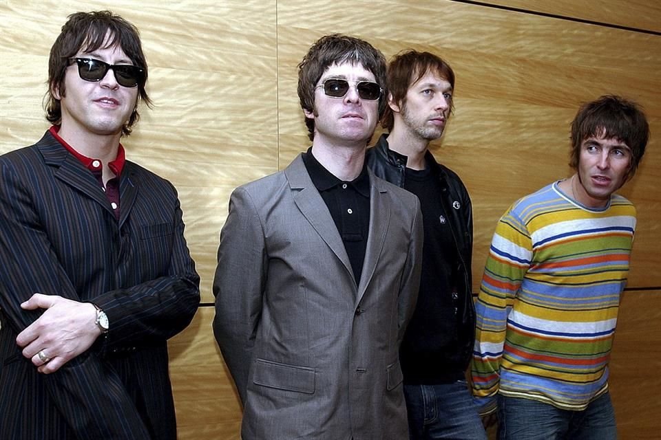 Una fuente cercana a la banda corroboró la noticia de que Oasis se reuniría este lunes, añadiendo que la banda ya había iniciado sus ensayos el mes pasado, aunque sin la presencia de Liam. 