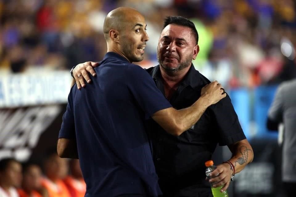 El saludo de los dos estrategas. Guido Pizarro y Antonio Mohamed, muchas veces rivales en los Clásicos Regios.