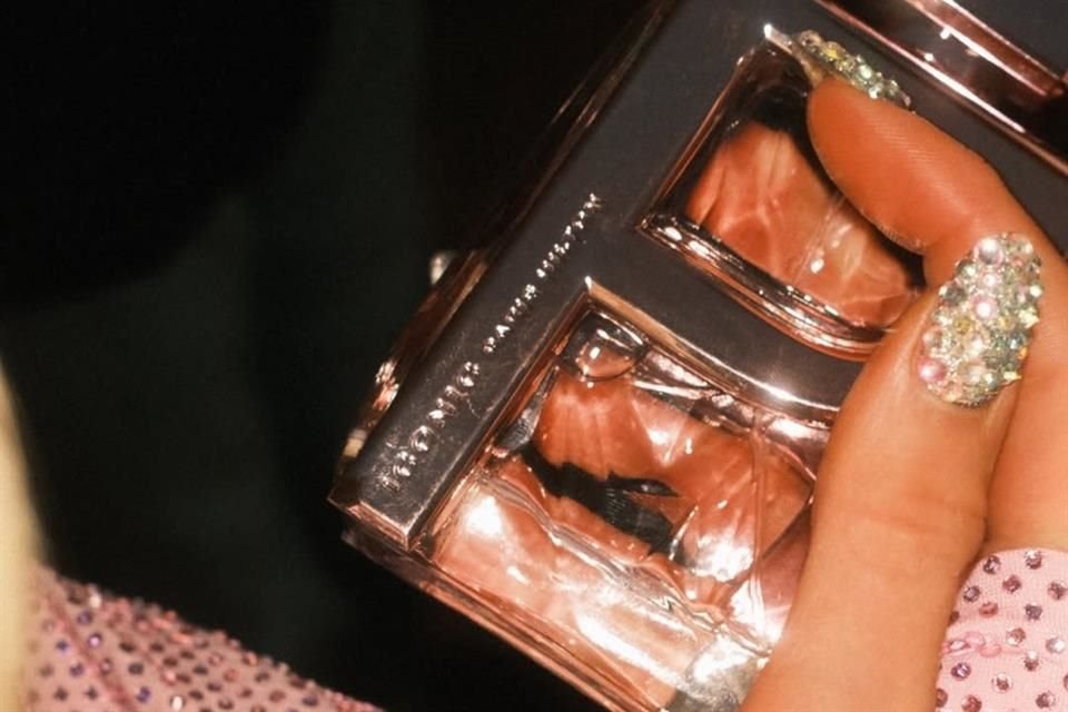 La botella del perfume 'ICONIC' se caracteriza por contar con las iniciales de la famosa.
