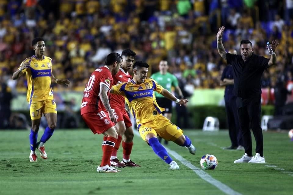 Tigres arrancó tratando de buscar el arco, pues el empate no le sirve de nada.