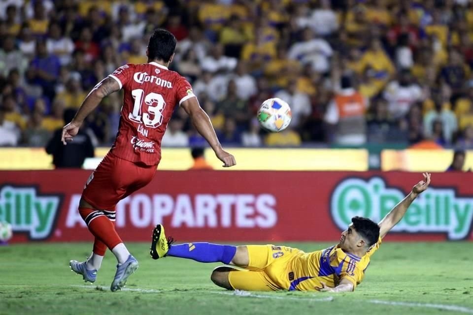 Nico Ibáñez trata de ganar una jugada.