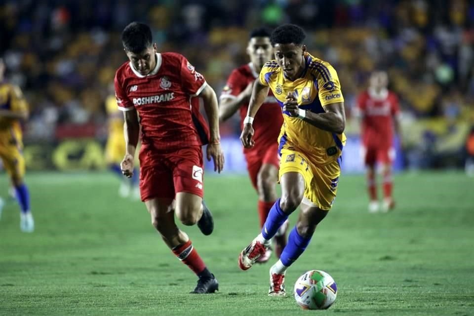 Ozziel Herrera arrancó el partido y no lo hizo nada mal.