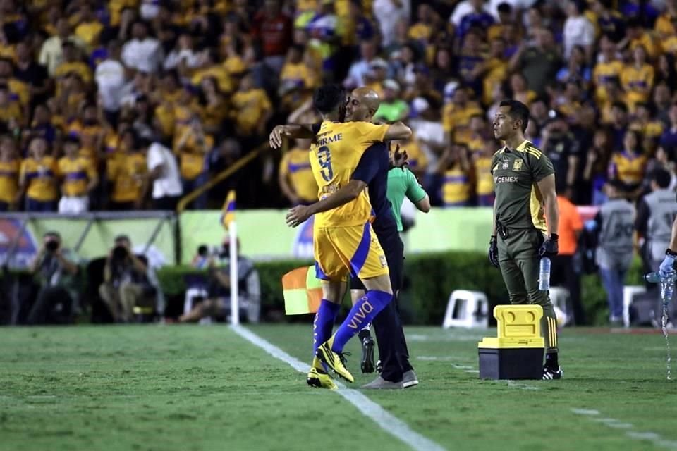 Nico celebró su gol con Guido Pizarro.