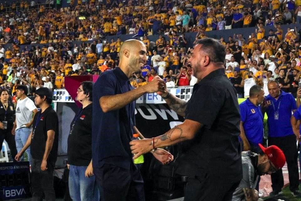Pizarro y Mohamed previo al partido.