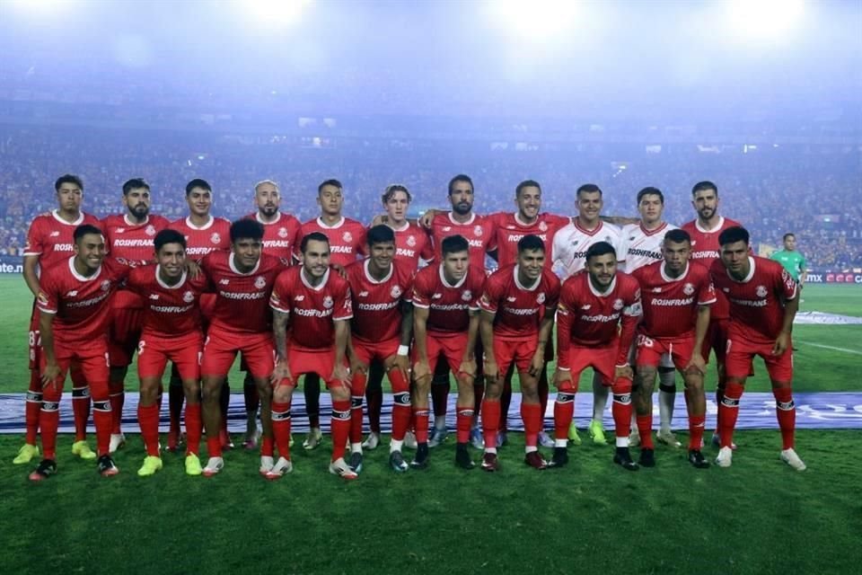 Toluca se tomó la foto oficial con todo y los suplentes.