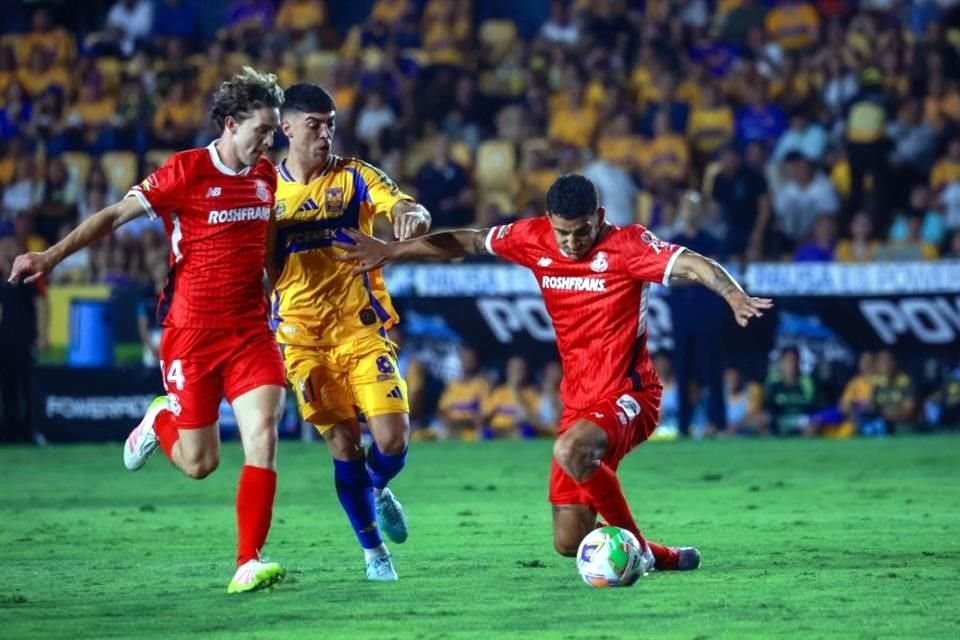 Pero Toluca se fue encima de Tigres con más peligro.