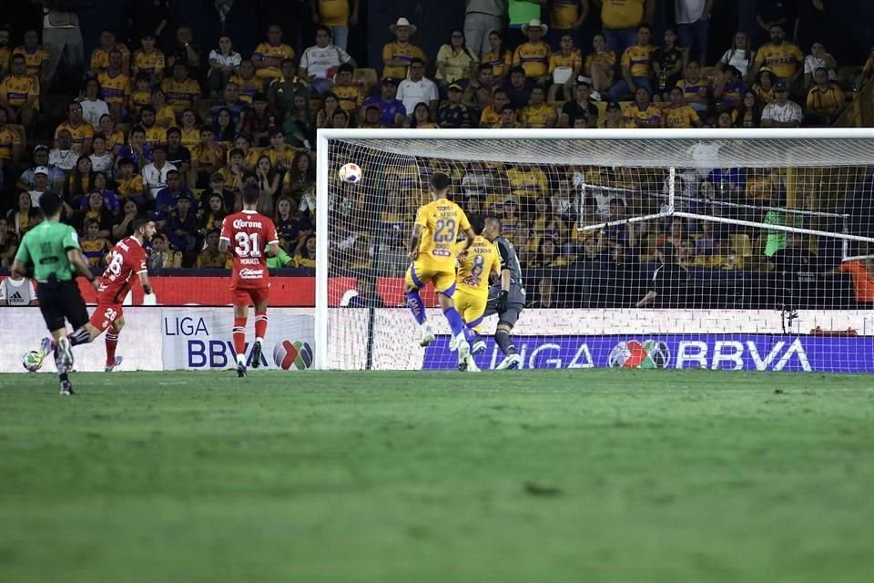 Antes del medio tiempo Toluca empató con gol de cabeza de Paulinho.