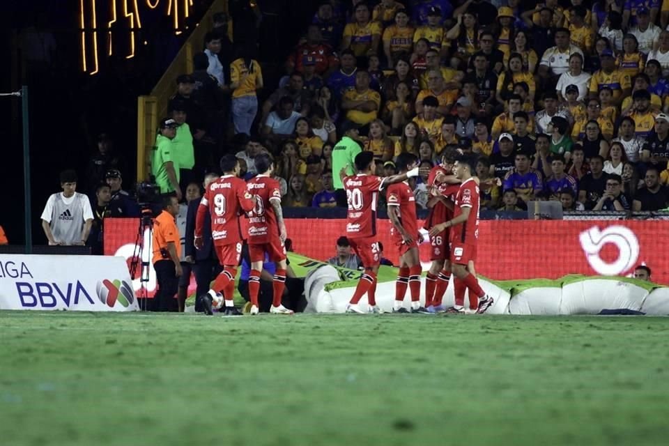 Apenas cayó el gol y el partido se fue al medio tiempo.