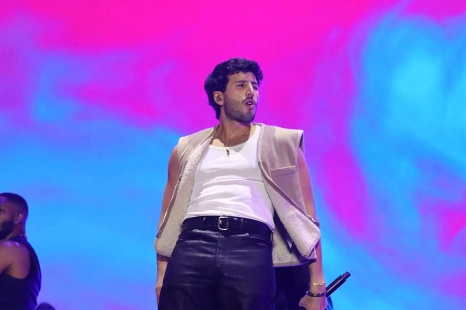 Para concretar el álbum, el cual contiene 17 canciones, nueve de ellas inéditas, el cantautor y empresario se tuvo que enfrentar a sí mismo para aceptar los bemoles de su carrera.