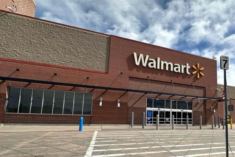 Sprzedaż w sklepach Walmart U.S., otwartych co najmniej od roku, wzrosła o 4,5 procent w kwartale zakończonym 30 kwietnia, a skorygowany zysk wyniósł 61 centów na akcję.