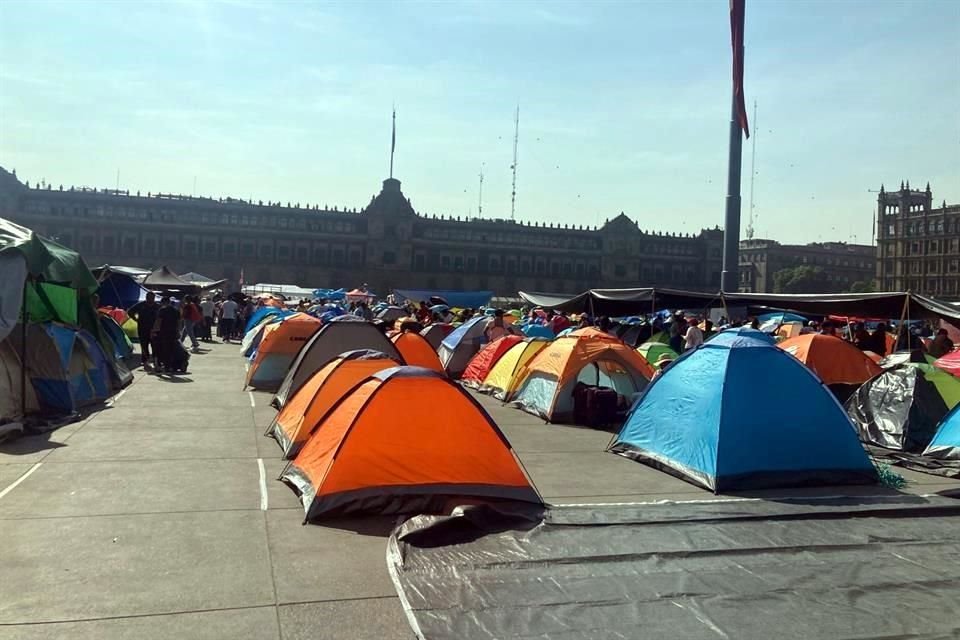 Casas de campaña instaladas por integrantes de la CNTE en la Plaza de la Constitución.