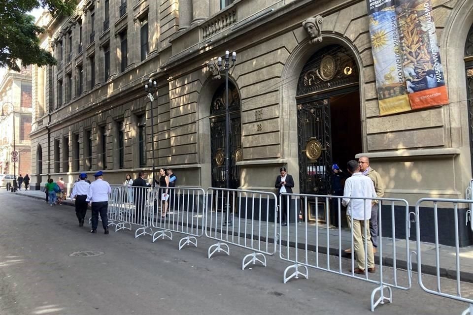 La vigilancia en los accesos a la SEP.